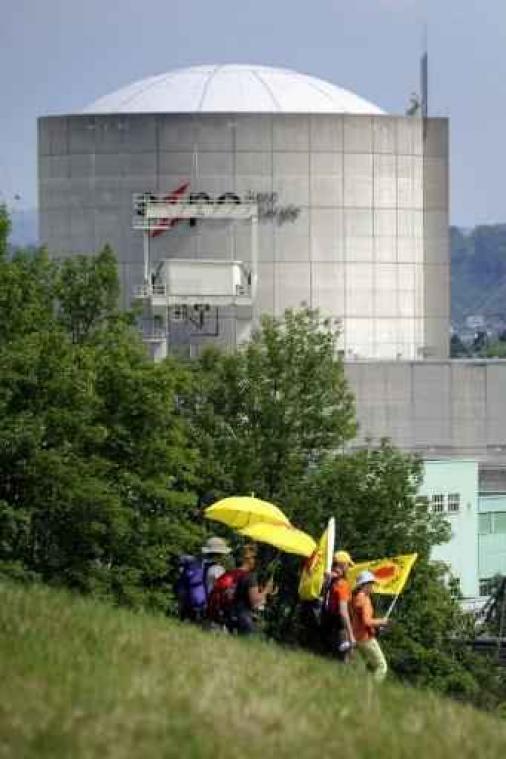 Zwitserse kernreactor met haarscheurtjes in omhulsel, is opnieuw opgestart