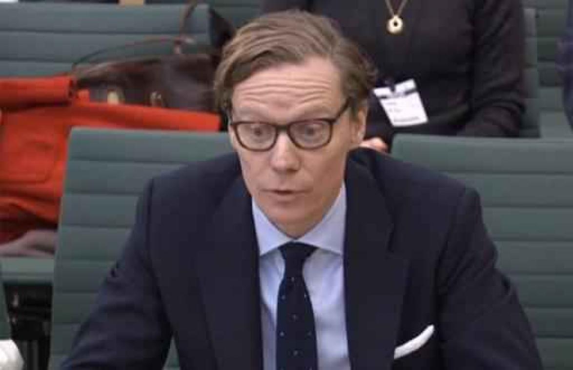 Cambridge Analytica schorst CEO Alexander Nix
