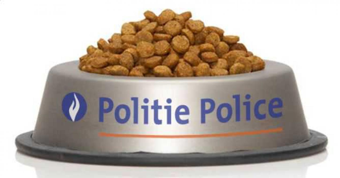 Politie bedankt Twitterkatten met een bakje voer