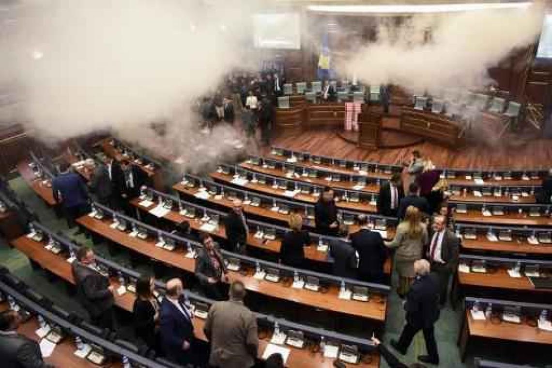 Oppositie vertraagt met traangas stemming in het Kosovaars parlement