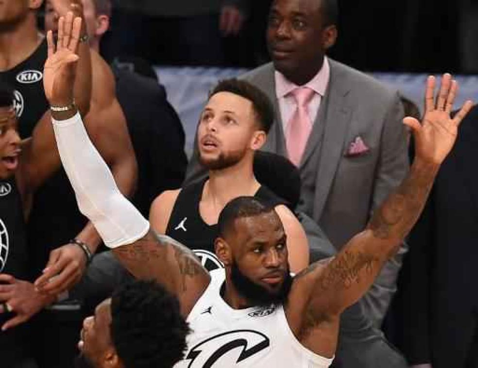 LeBron James leidt Cleveland in NBA-topper voorbij Toronto