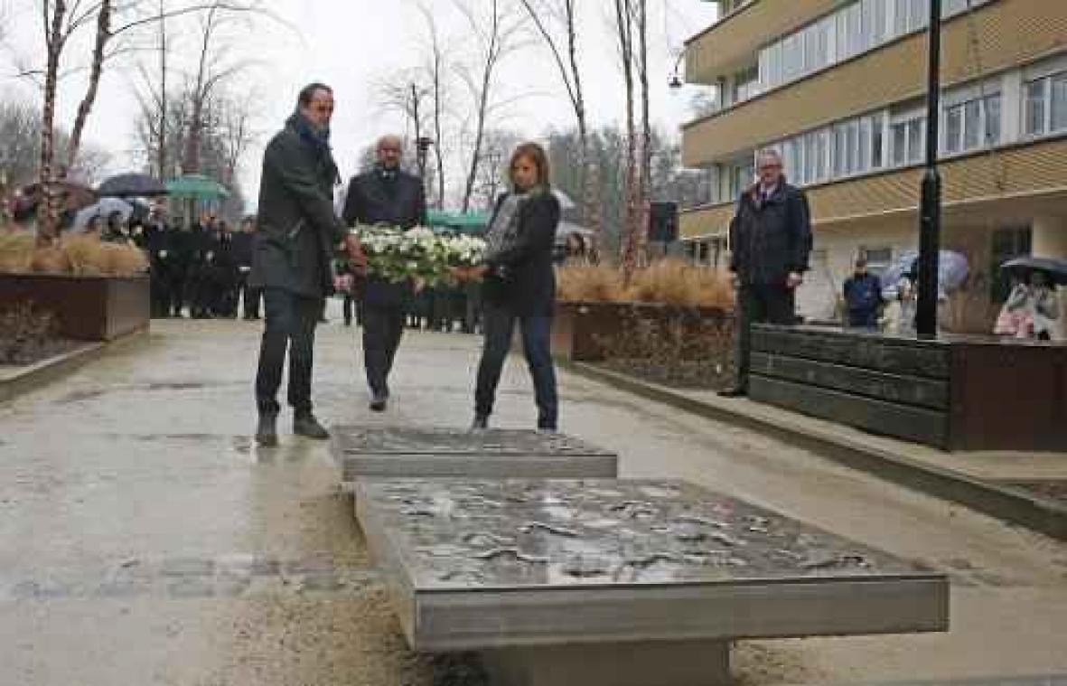 Premier Michel legt bloemen neer aan monument slachtoffers aanslagen