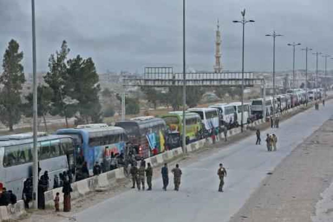Eerste konvooi met opstandelingen uit Oost-Ghouta op weg naar Idlib