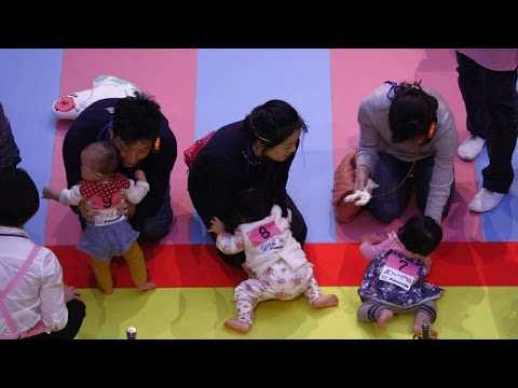 Zeshonderd Japanse baby's kruipen naar een wereldrecord