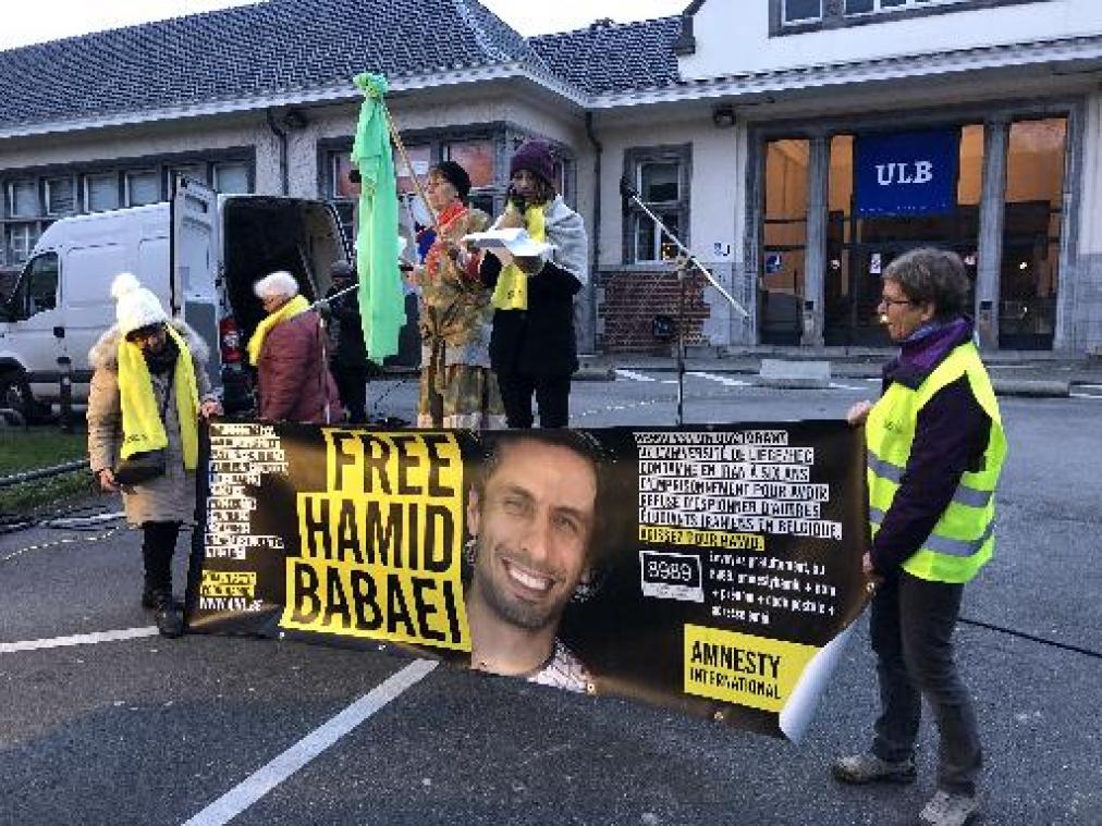 Kleine honderd betogers voor Iraanse ambassade