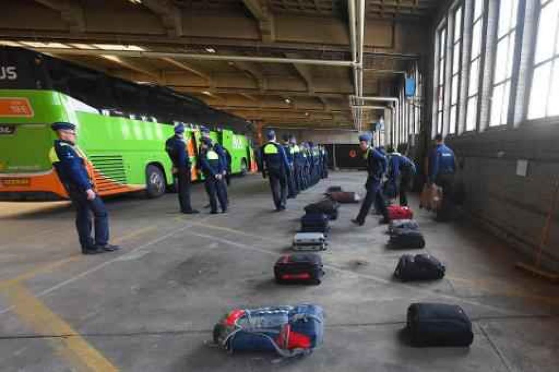 Politie plukt internationale bussen van de snelweg voor passagierscontroles