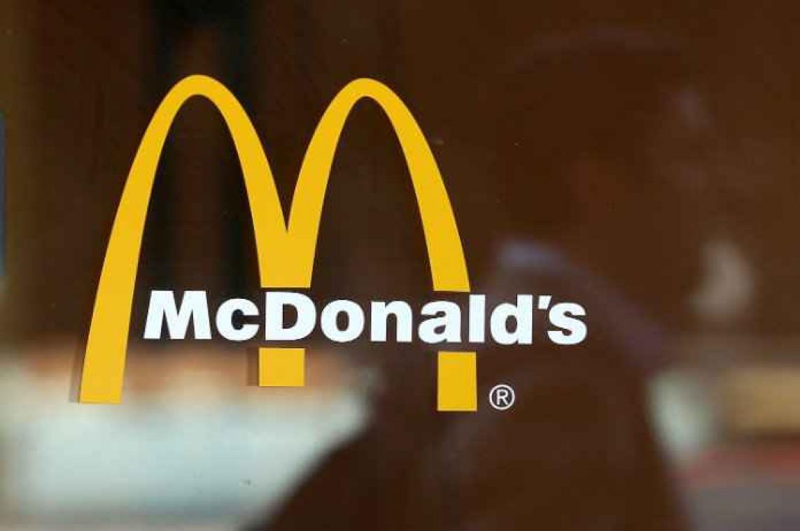 Man probeert McDonald's hamburger te bestellen op zijn paard