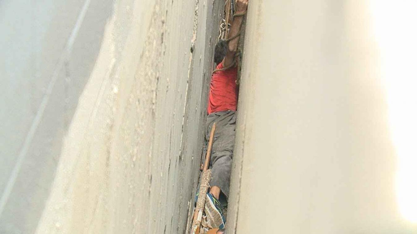 VIDEO. Man valt van dak en zit geklemd tussen spleet van 20 centimeter