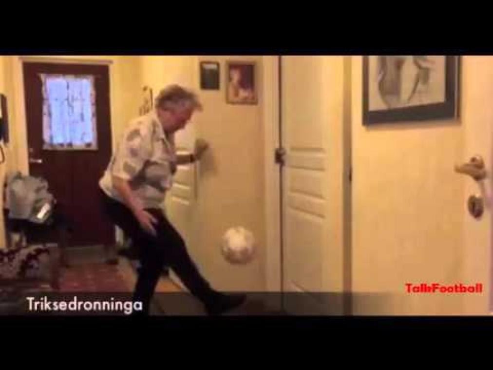 Noorse oma toont zich krak in balletje hooghouden