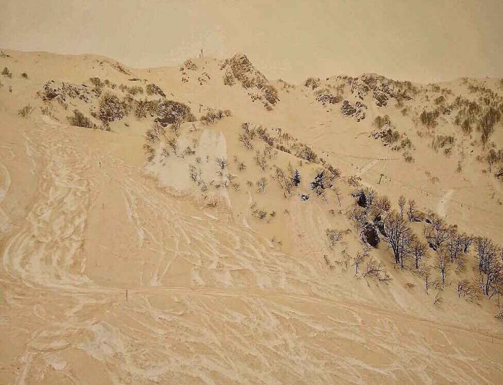 IN BEELD. Oost-Europees landschap bedekt onder oranje laag sneeuw