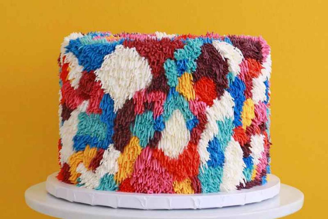 IN BEELD. Deze kleurrijke taarten lijken net fluffy tapijten