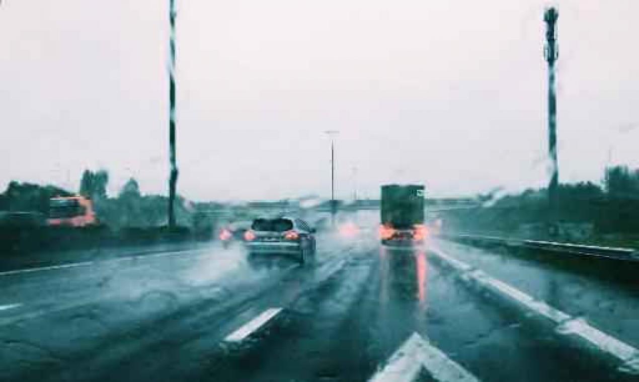 Moeizaam verkeer door regenweer