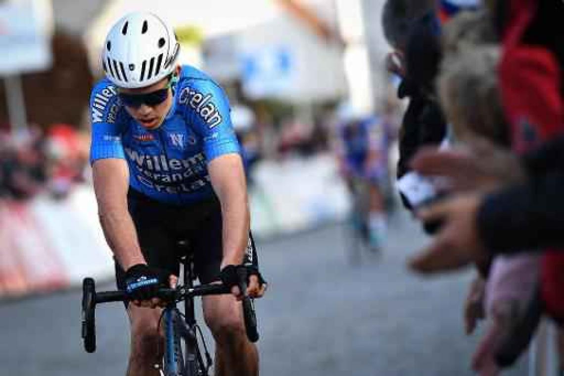 Wout van Aert heeft rugpijn na botsing met seingever