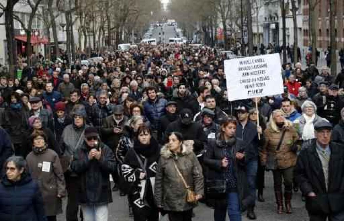 Duizenden mensen nemen deel aan mars tegen antisemitisme in Parijs