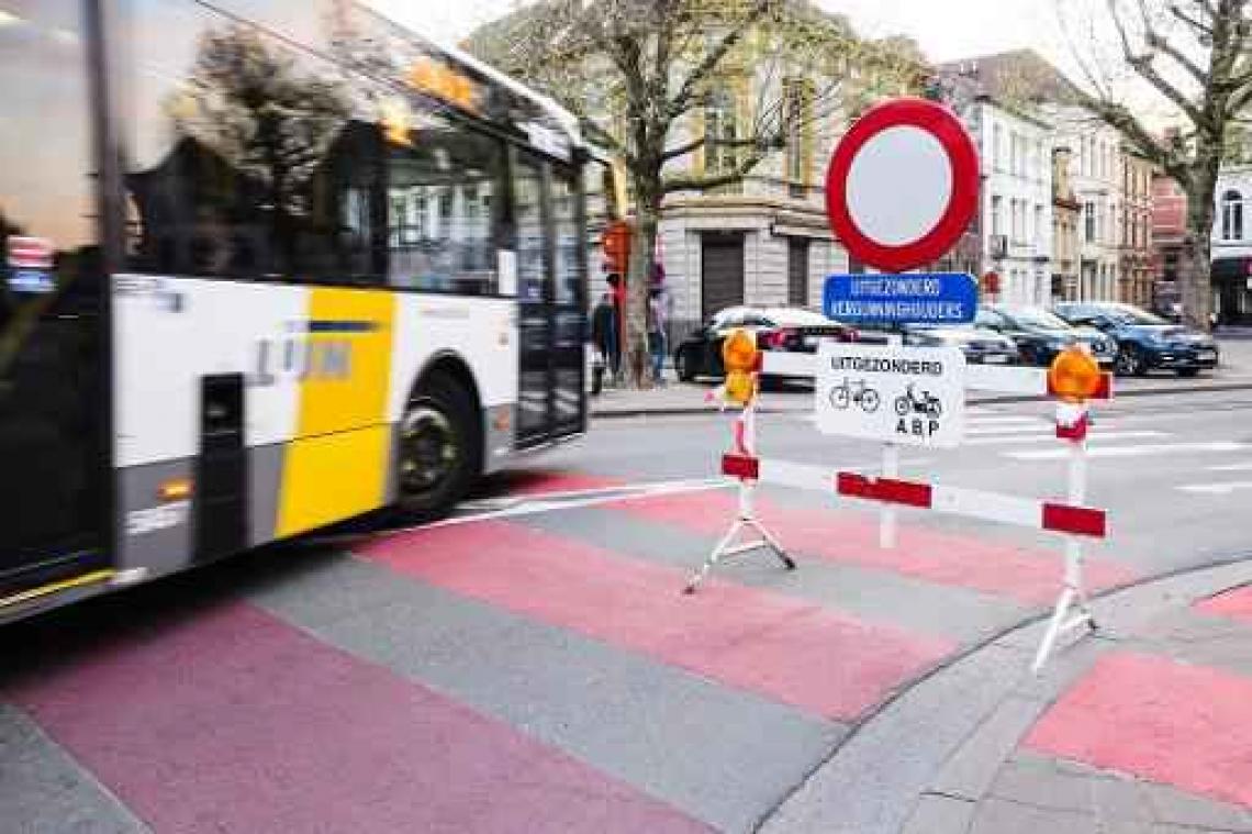 Man in bezit van afgezaagde tweeloop bedreigt busreizigers met mes in Gent