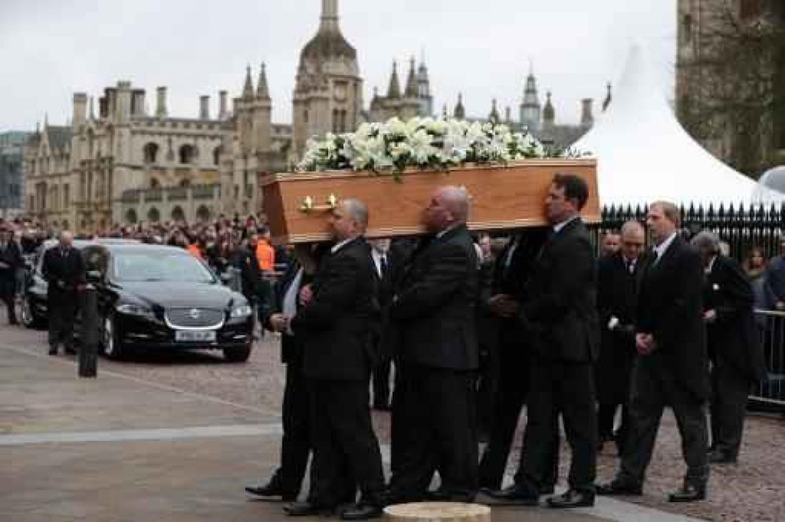 Stephen Hawking overleden - Honderden mensen nemen afscheid van Stephen Hawking in Cambridge