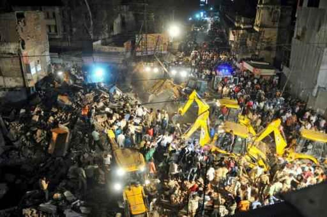Tien doden bij instorting hotel in India
