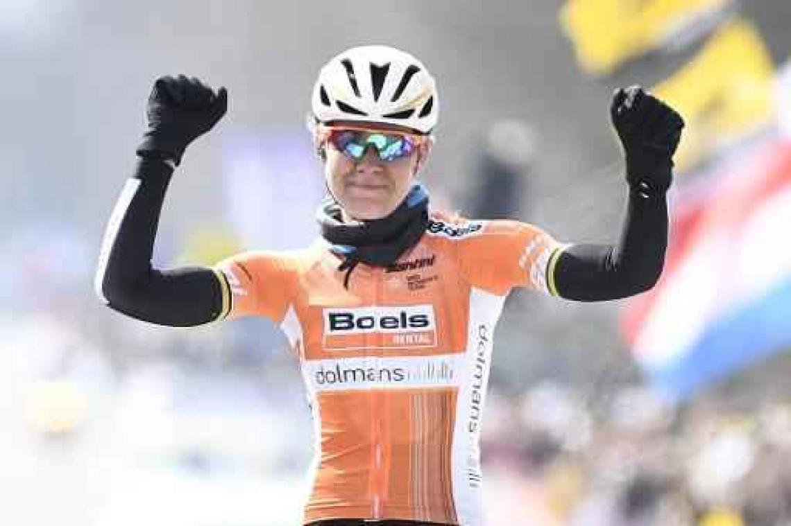 Anna van der Breggen pakt zegebloemen in Oudenaarde
