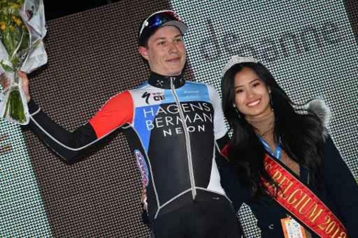 Le Triptyque des Monts et Châteaux - Jasper Philipsen pakt opnieuw de bloemen