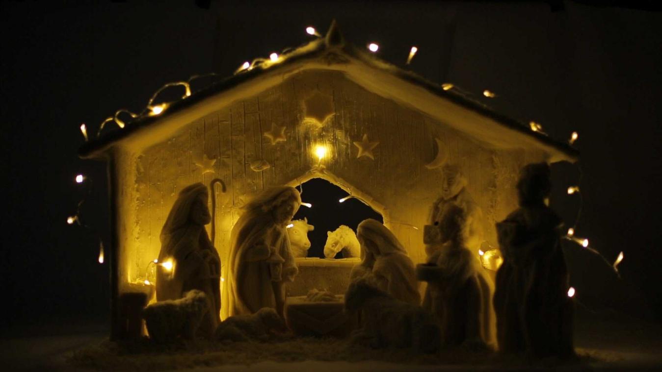 Voedselkunstenares maakt kerststal van kaas