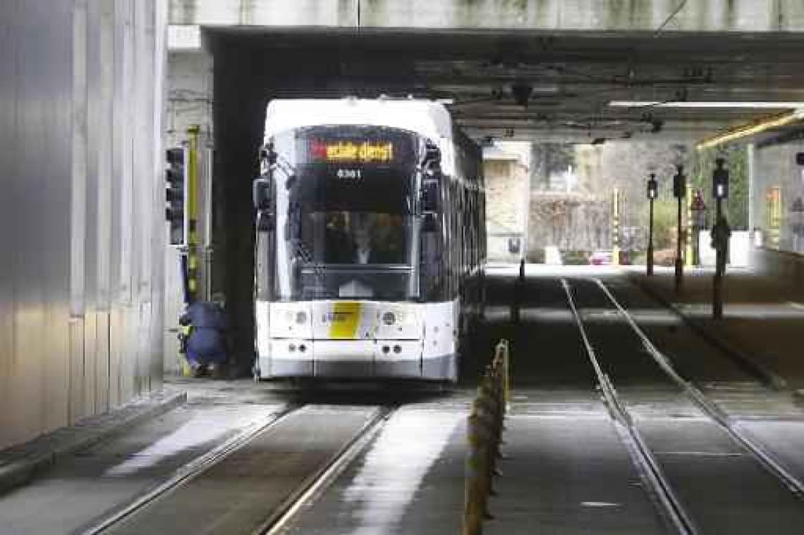 De Lijn past 30 Gentse haltes aan voor lange Albatros-tram