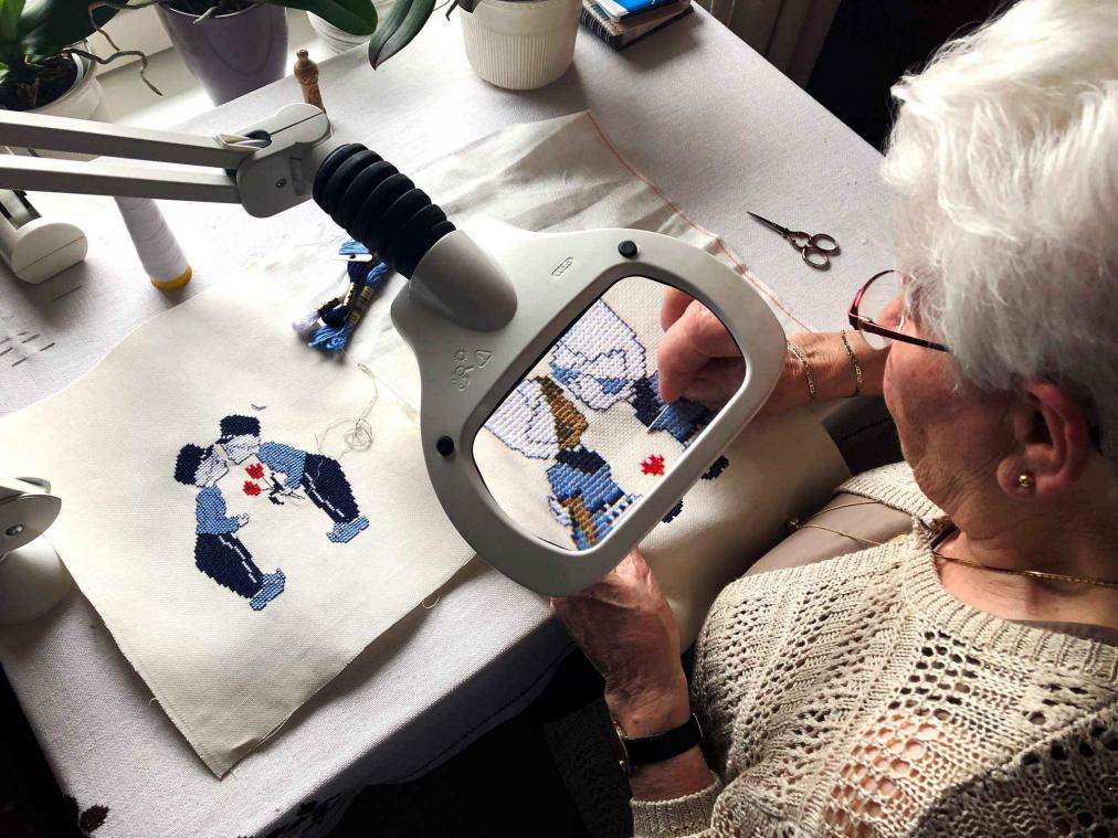 Oma die kussende jongens borduurt verovert het internet