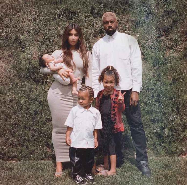 Kim Kardashian deelt eerste familiefoto met dochter Chicago