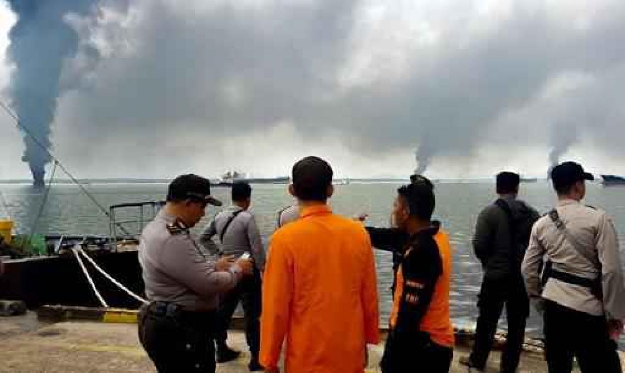 Dodelijk olietapijt besmeurt 60 kilometer lange kuststrook in Borneo