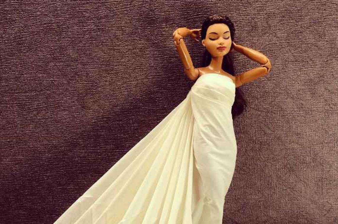 IN BEELD. Man maakt bruidsjurken voor barbies... met toiletpapier