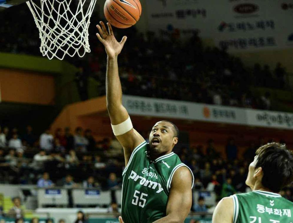 Deze Amerikaan is te groot om basketbal te mogen spelen