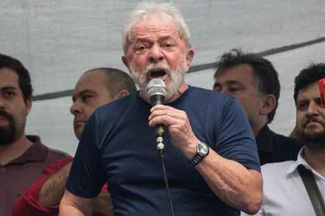 Braziliaanse oud-president Lula geeft zich aan