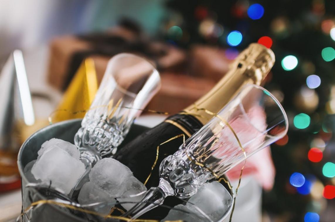Decadentie ten top! Een champagnefles sabreren met een Rolex doe je zo