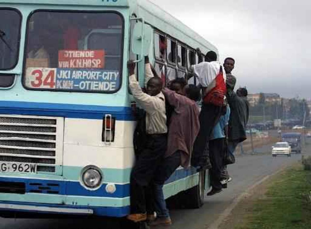 Minstens 17 doden nadat bus in rivier belandt in Kenia