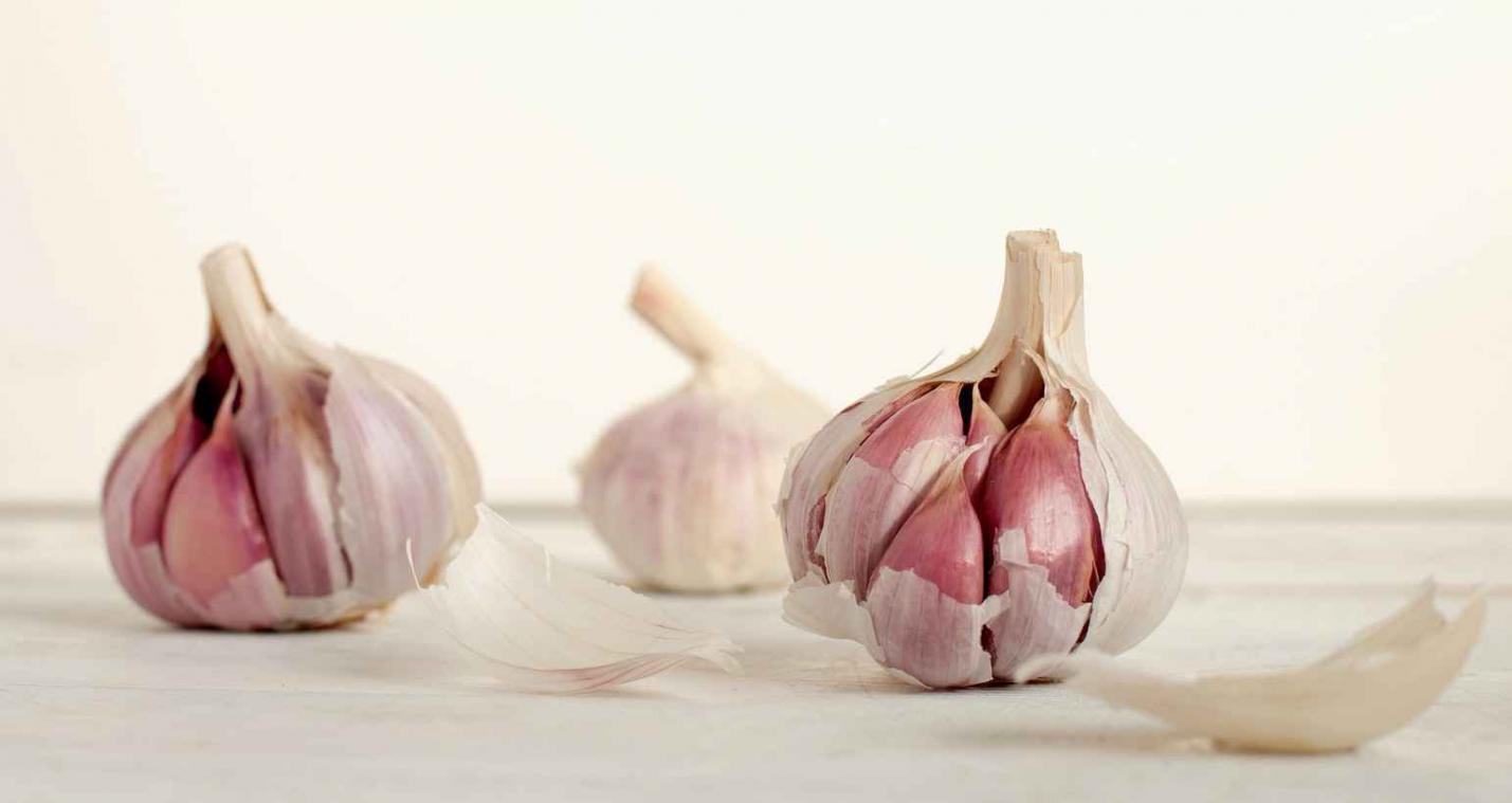 Knoflook gepeld? Met deze tip ruiken je handen weer fris