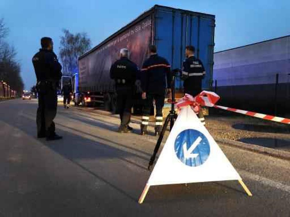 Onbekenden laten gestolen oplegger met ruim 17.000 liter drugsafval achter in Lommel