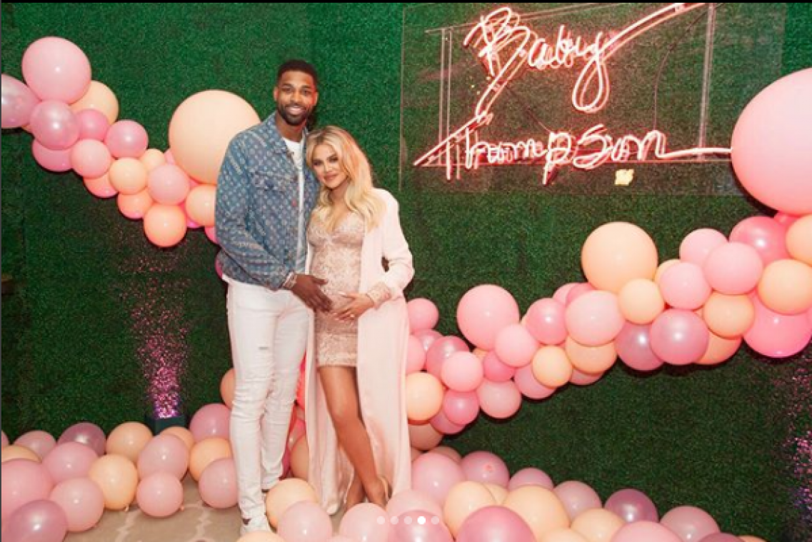 Khloé Kardashian bevalt van dochter in bijzijn van overspelige vader