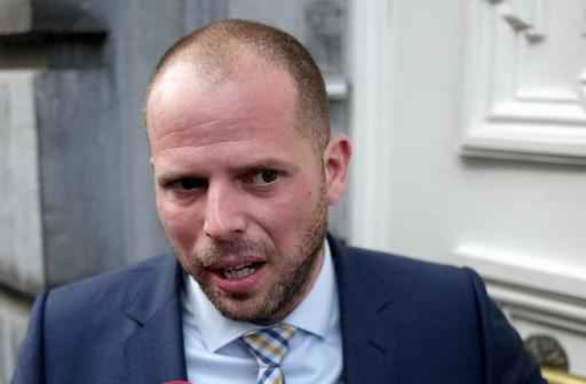 Francken pleit voor Australisch asielmodel en wil naar 0 asielverzoeken in Brussel