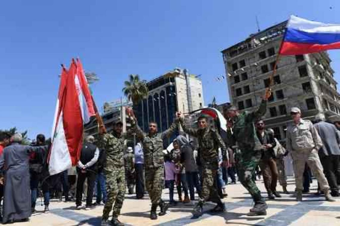 Geweld Syrië - aanval door Westen - Duizenden sympathisanten van Assad trekken in Syrië de straat op