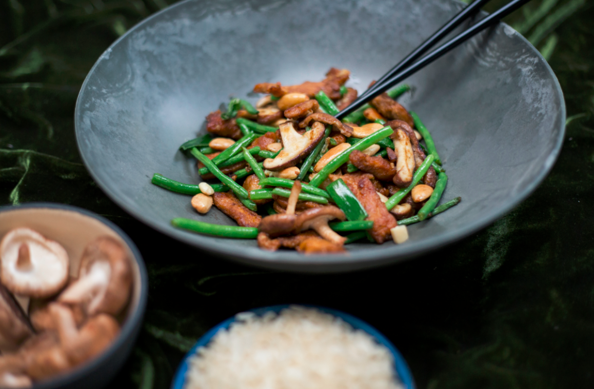 Wok met varkensvlees en shiitakes