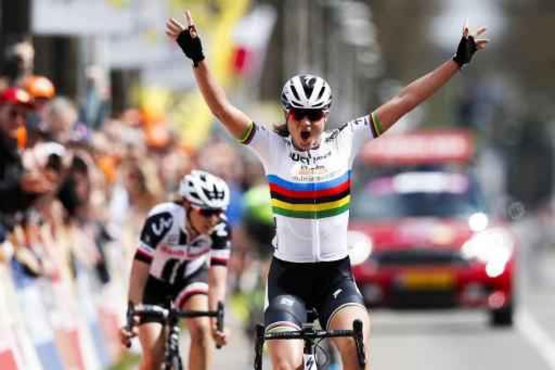 Chantal Blaak juicht bij de vrouwen in Amstel Gold Race
