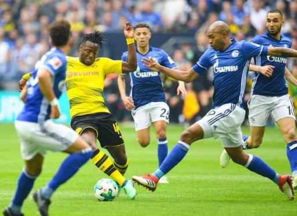 Schalke wint Duitse topper tegen Dortmund, Batshuayi valt geblesseerd uit