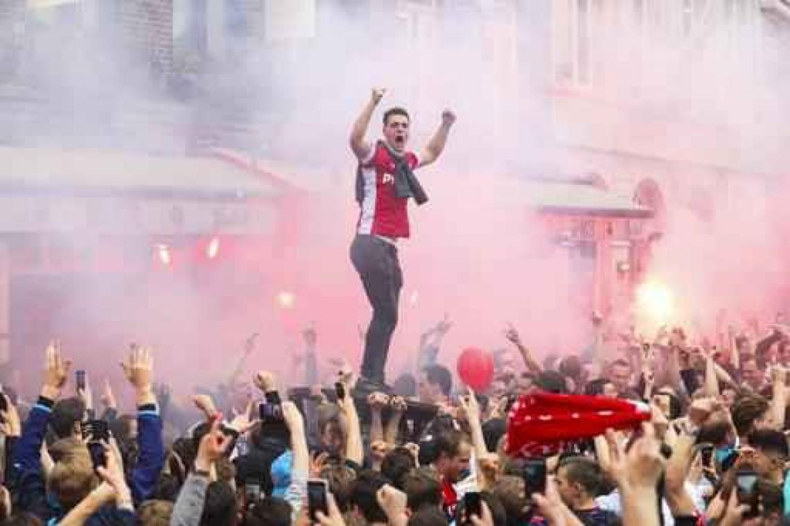 Eredivisie - PSV verovert 24e landstitel met klinkende zege tegen Ajax