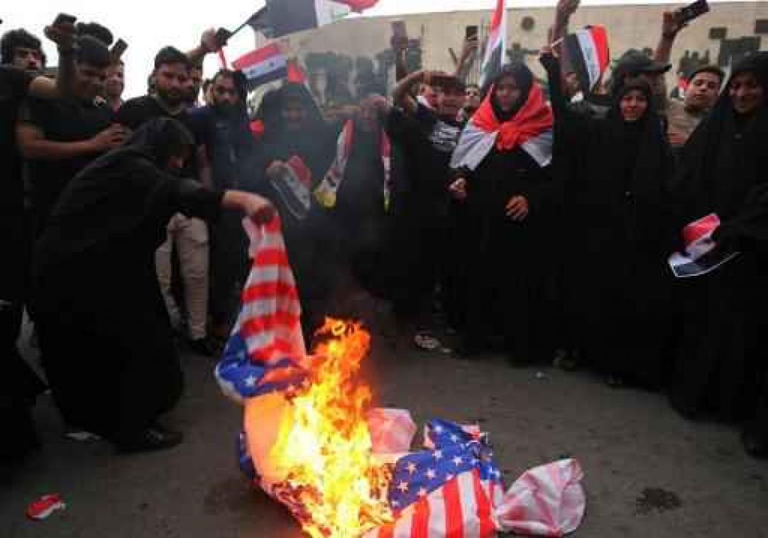 Geweld Syrië - aanval door Westen - Betogers verbranden Amerikaanse vlaggen in Irak