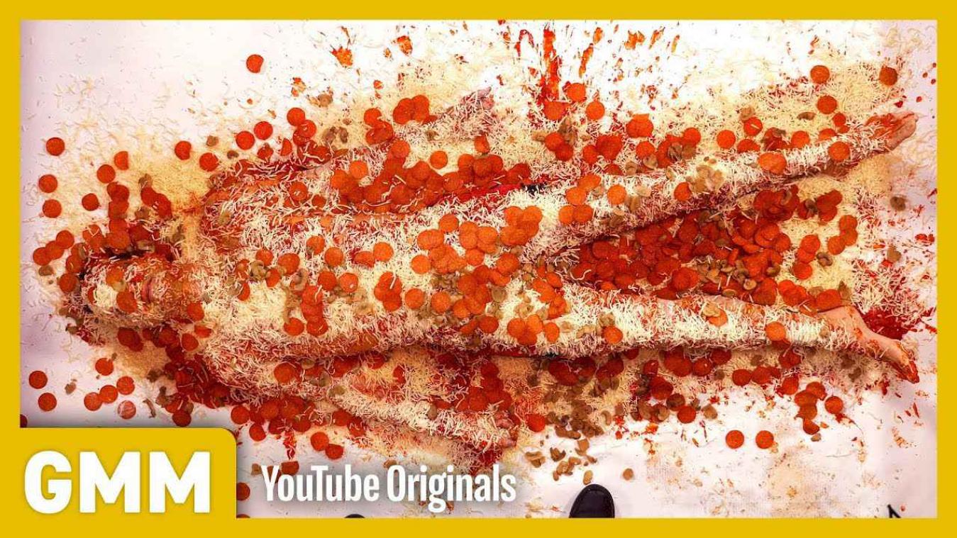 VIDEO. Komisch duo gaat de 'Human Pizza Challenge' aan