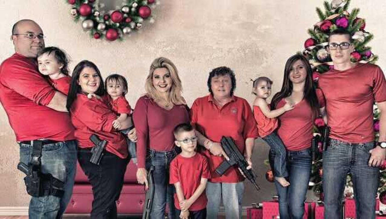Republikeinse pronkt met wapens op familiefoto