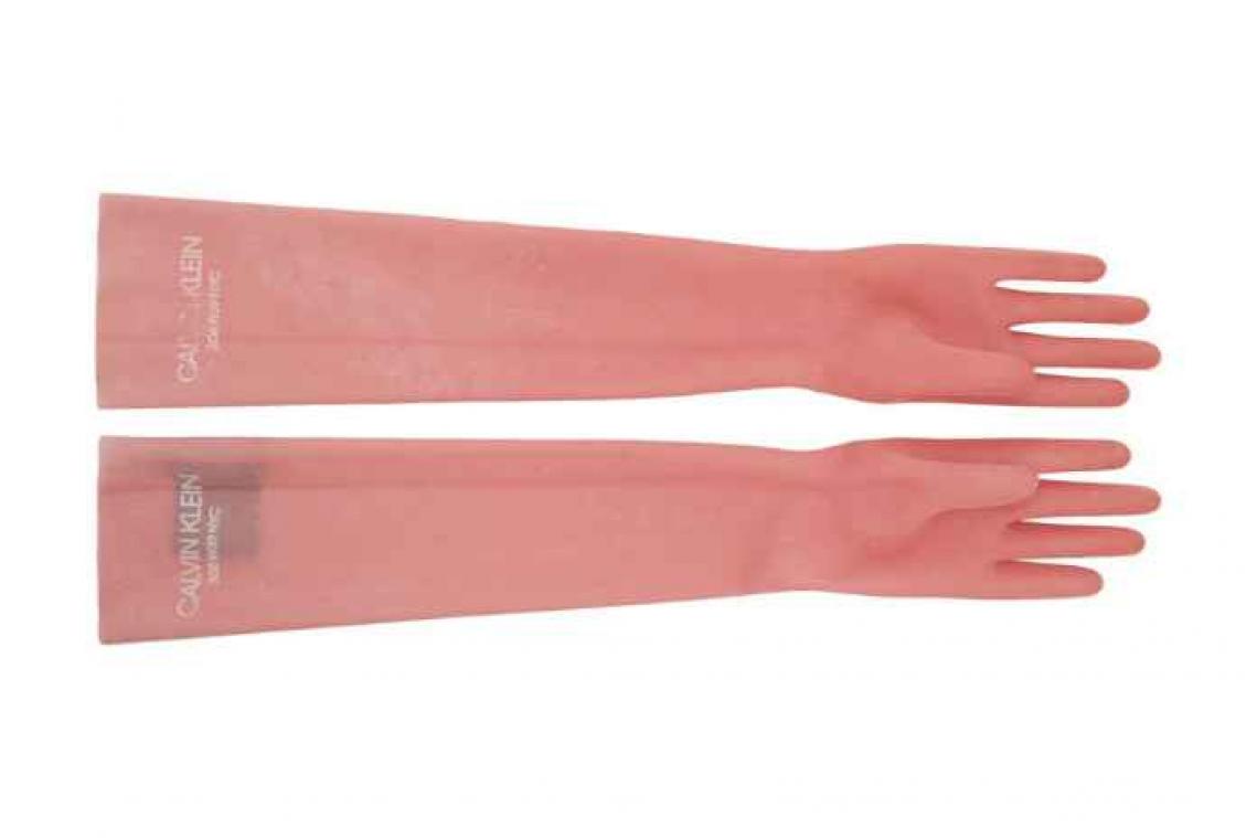 Calvin Klein verkoopt rubberen handschoenen voor 320 euro