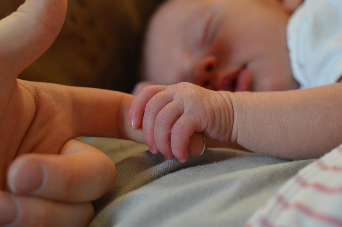 Baby's die bij mama slapen hebben minder stress