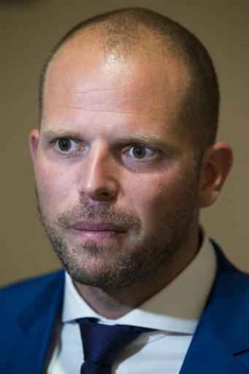 Theo Francken: "Kom uw geld uitgeven in de Louisalaan, maar vraag geen asiel aan"