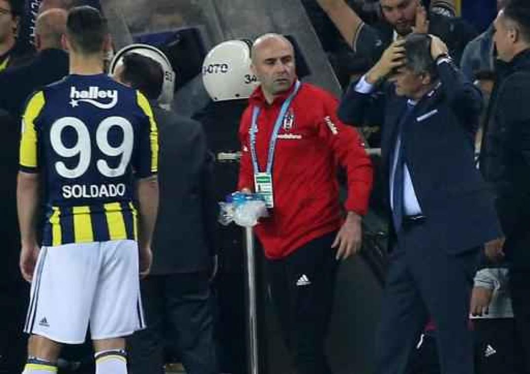 Besiktas-coach Senol Günes krijgt zitje tegen het hoofd, bekerduel gestaakt