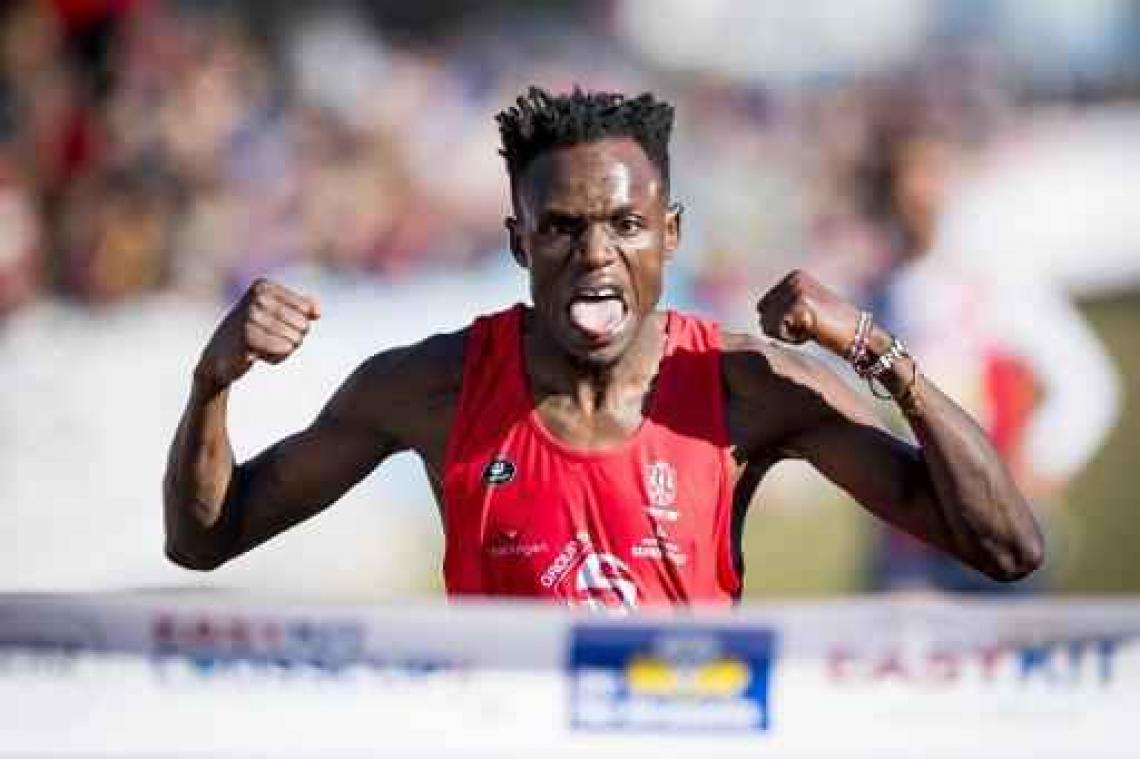 Isaac Kimeli en debutant Robin Hendrix slopen limiet 5.000 meter in Los Angeles